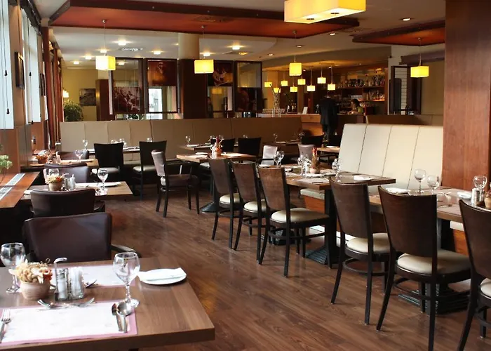 Famulus Kollegium Хостел Дьёр